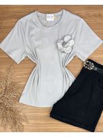 Blusa T-shirt com Broche Cinza Claro