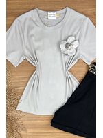 Blusa T-shirt com Broche Cinza Claro