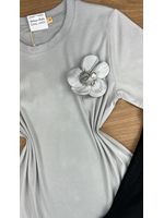 Blusa T-shirt com Broche Cinza Claro