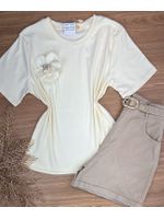 Blusa T-shirt com Broche Amarelo Manteiga