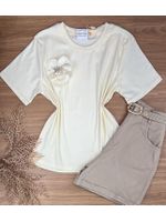 Blusa T-shirt com Broche Amarelo Manteiga