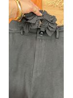 Short Alfaiataria Com Cinto de Flor Preto