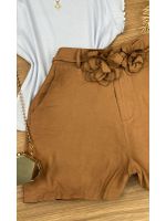 Short Alfaiataria Com Cinto de Flor Caramelo