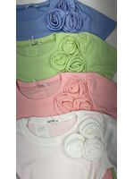 Blusa Canelada Com Aplicação de Flor Branca Manga Curta 