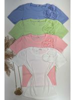 Blusa Canelada Com Aplicação de Flor Branca Manga Curta 