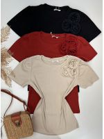 Blusa Canelada Com Aplicação de Flor Bege Manga Curta 