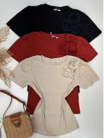 Blusa Canelada Com Aplicação de Flor Bege Manga Curta 