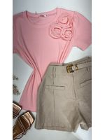 Blusa Canelada Com Aplicação de Flor Rosa Manga Curta 