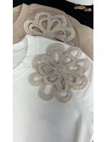 Blusa T-shirt Bordada de Flor em Crochê Branca