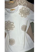 Blusa T-shirt Bordada de Flor em Crochê Branca
