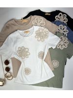 Blusa T-shirt Bordada de Flor em Crochê Branca