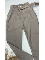 Calça Cenoura Cinza com Cinto