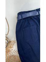 Calça Cenoura Com Cinto Encapado Azul Marinho