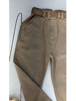 Calça Cenoura MOM Com Cinto Bege 