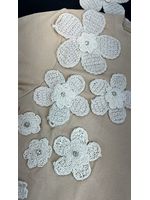Blusa Com Aplicação de Flores Em Crochê Bege