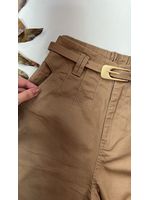 Calça Cenoura com Cinto Dourado Marrom Claro 