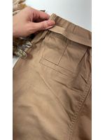 Calça Cenoura com Cinto Dourado Marrom Claro 