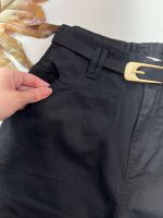 Calça Cenoura com Cinto Dourado Preta