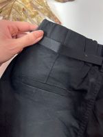 Calça Cenoura com Cinto Dourado Preta