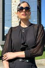 Blusa de Crepe com Mangas de Renda