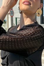 Blusa de Crepe com Mangas de Renda