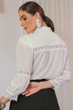 Blusa de Crepe com Guipir, Botões Pérola e Laços Trabalhados