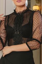 Blusa em tela e tule poá