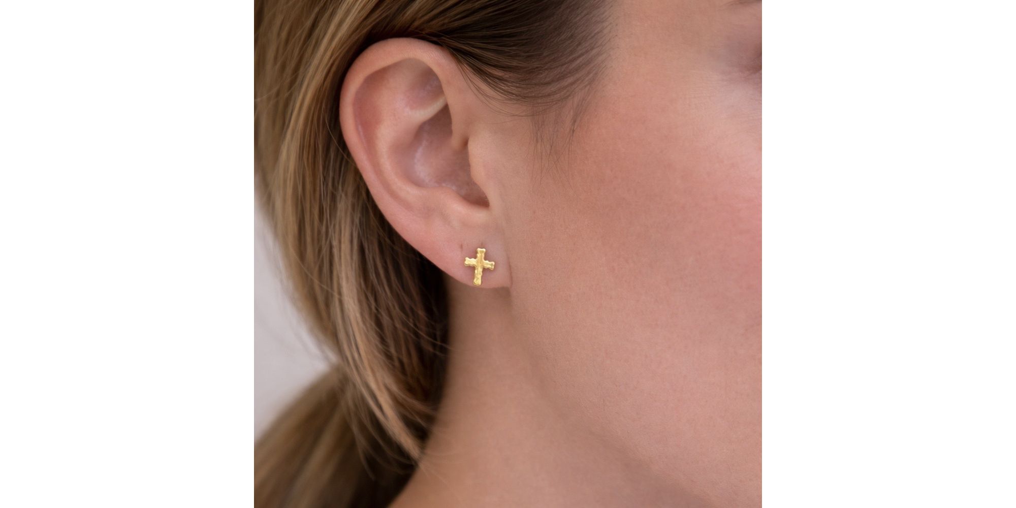 Brinco Cruz Mini Banhado a Ouro 18K