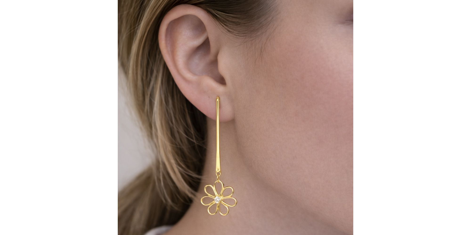 Brinco Flor Base Escovada Palito Strass Banhado a Ouro 18K