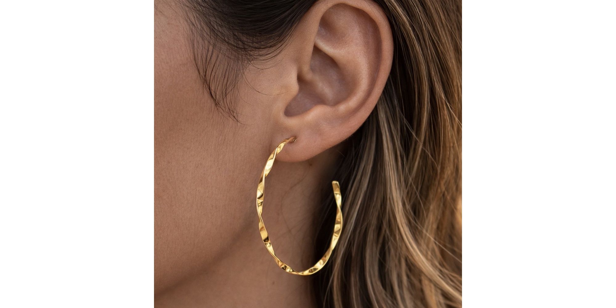 Briinco Argola Torcida Tarraxa N5 Banhado a Ouro 18K