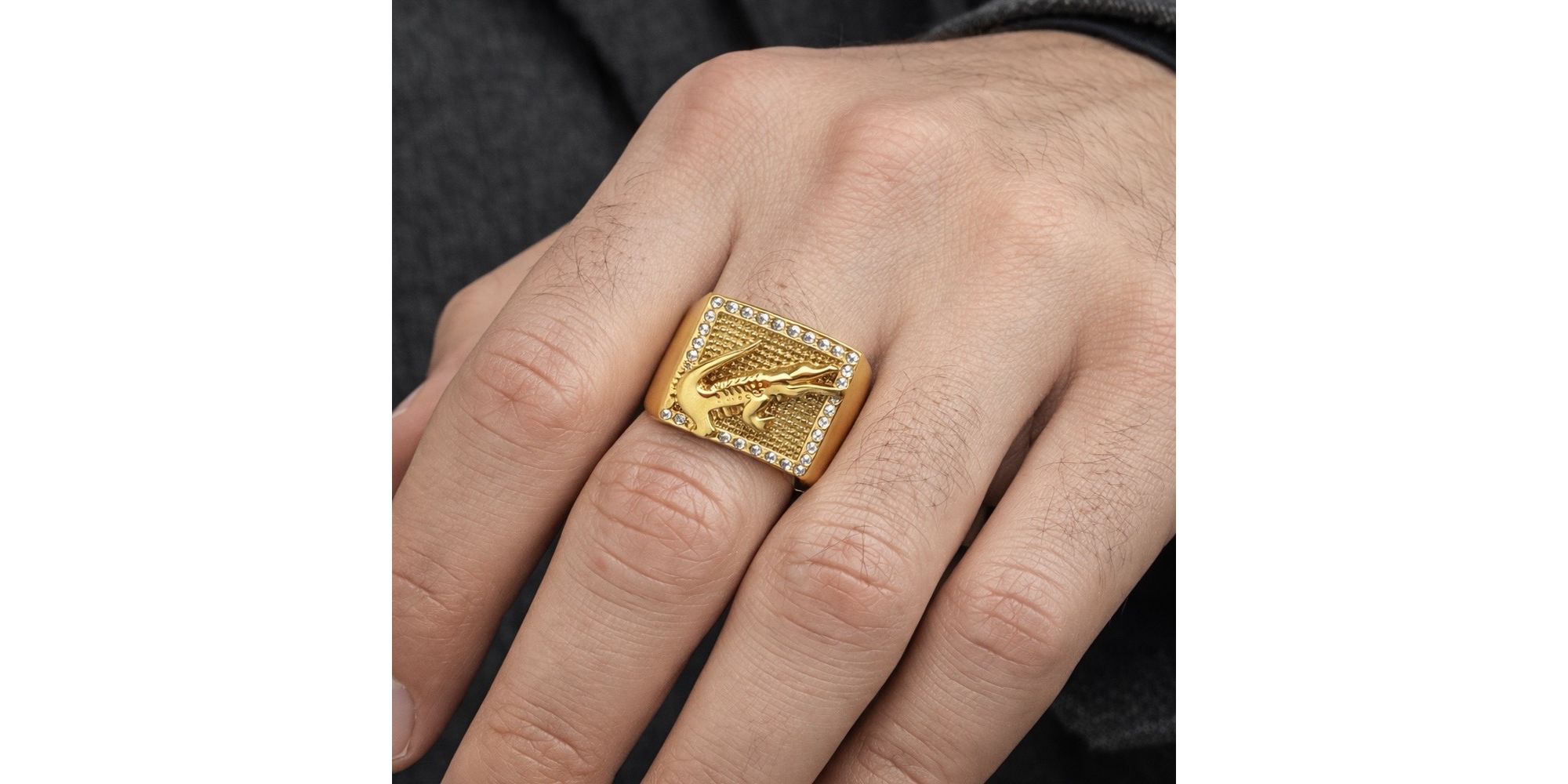 Dedeira Lacoste Quadrada Cravejada Aço Dourado 