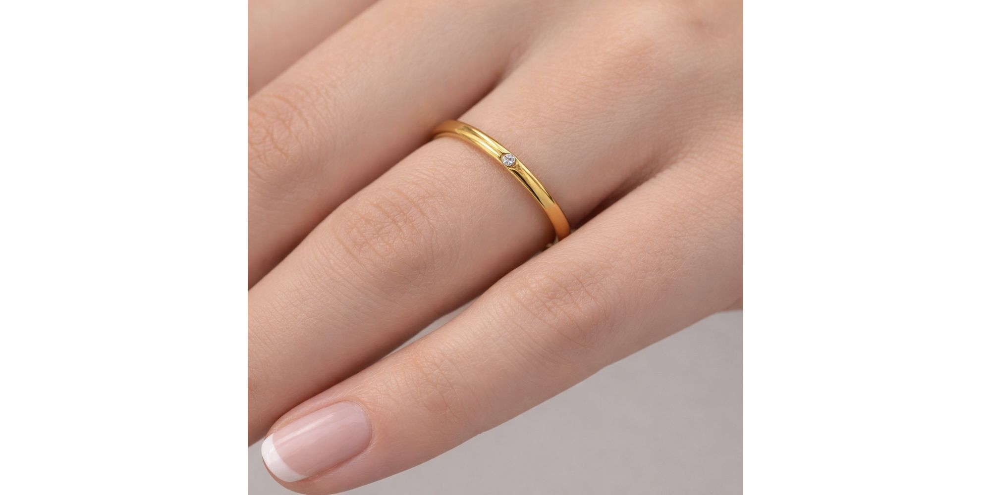 Aliança Baulada Clássica Ponto De Luz Aço Dourado