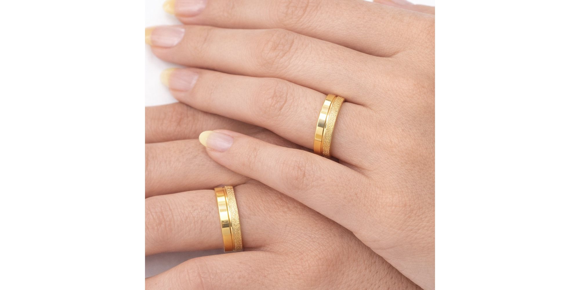 Aliança Reta 1 linha Brilho Aço Dourada