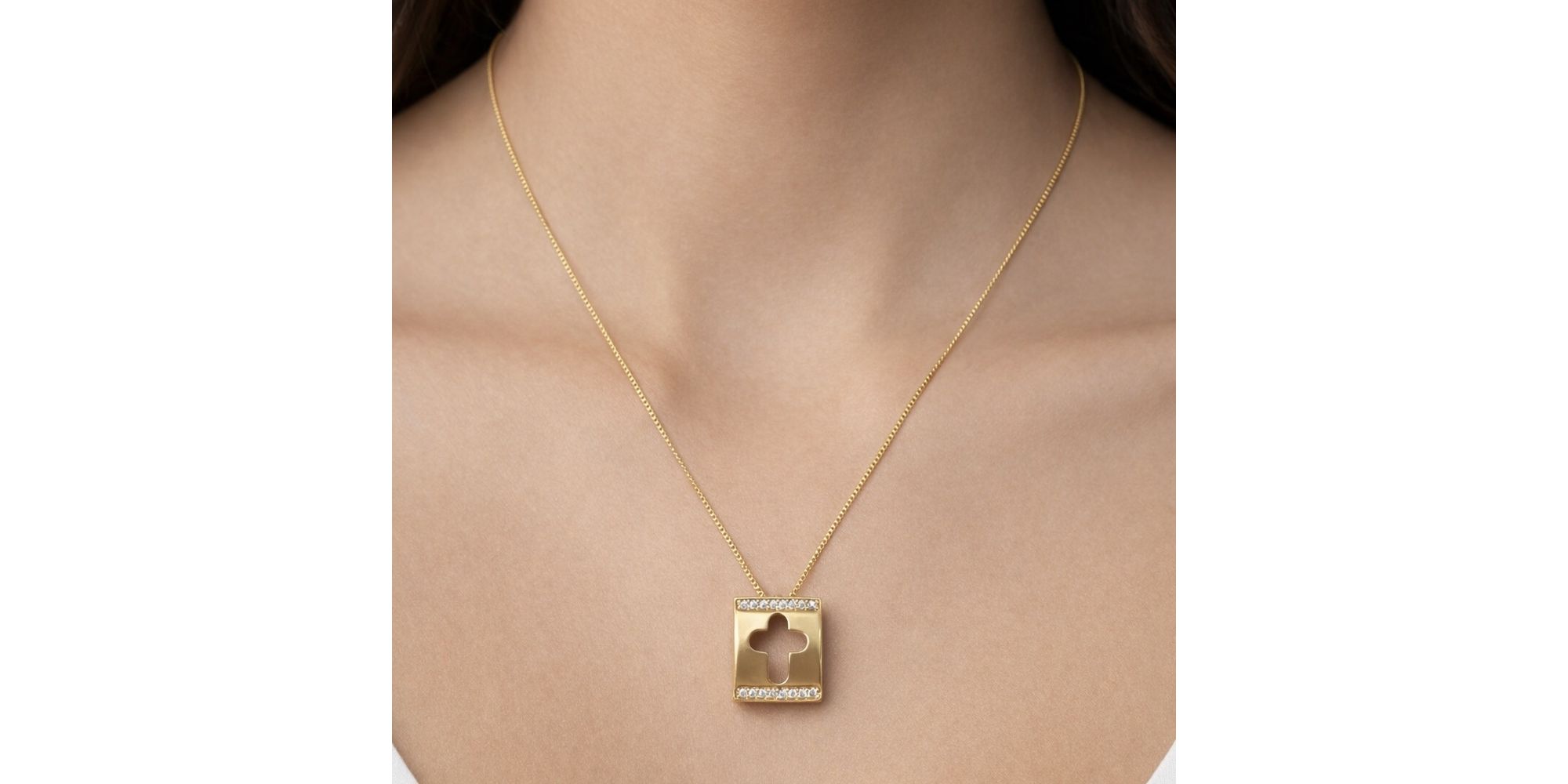 Colar Cruz Vazado Placa Cravejado Banhado a Ouro 18K