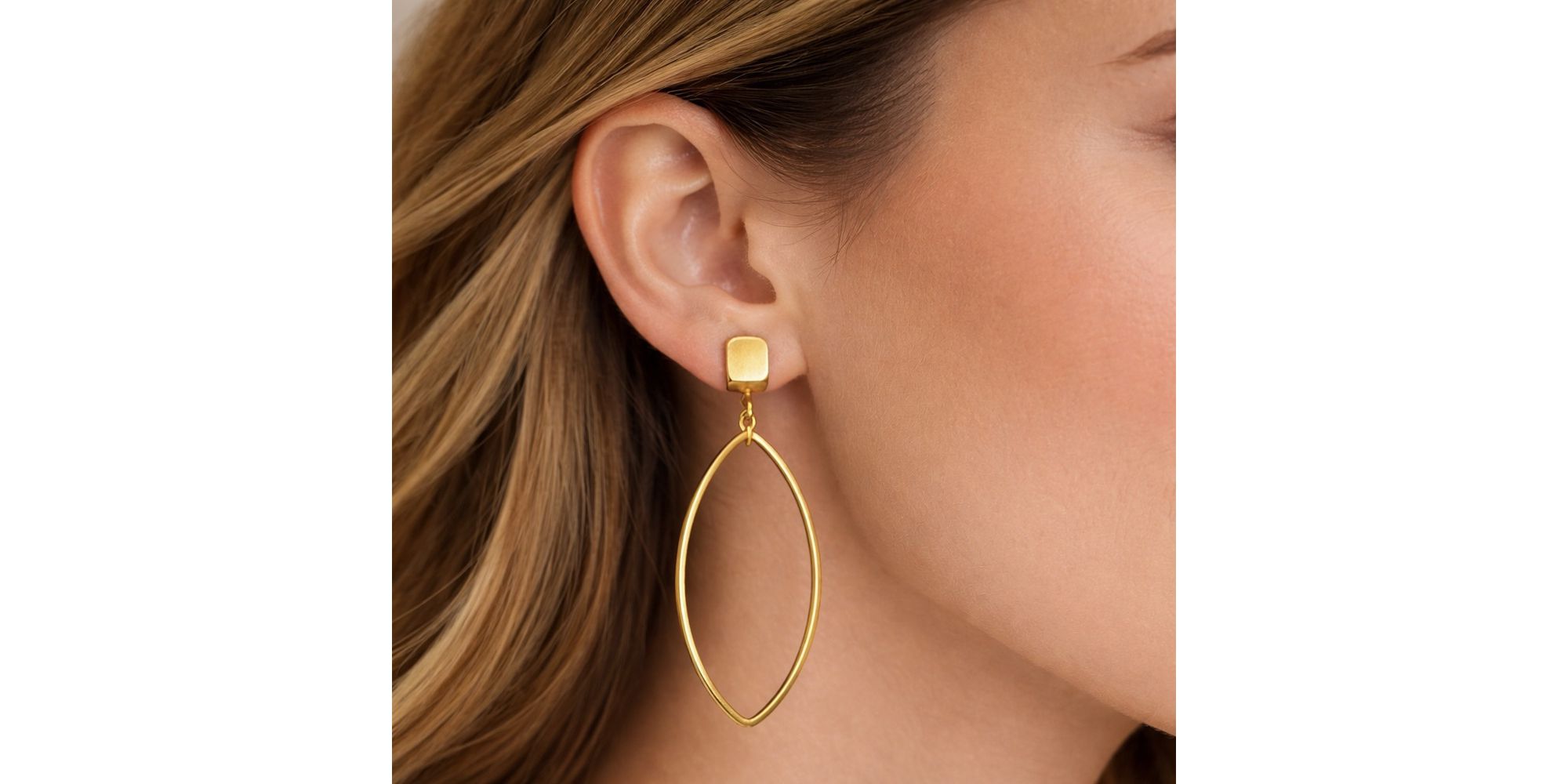 Brinco Oval Base Escovada Banhado A Ouro 18K