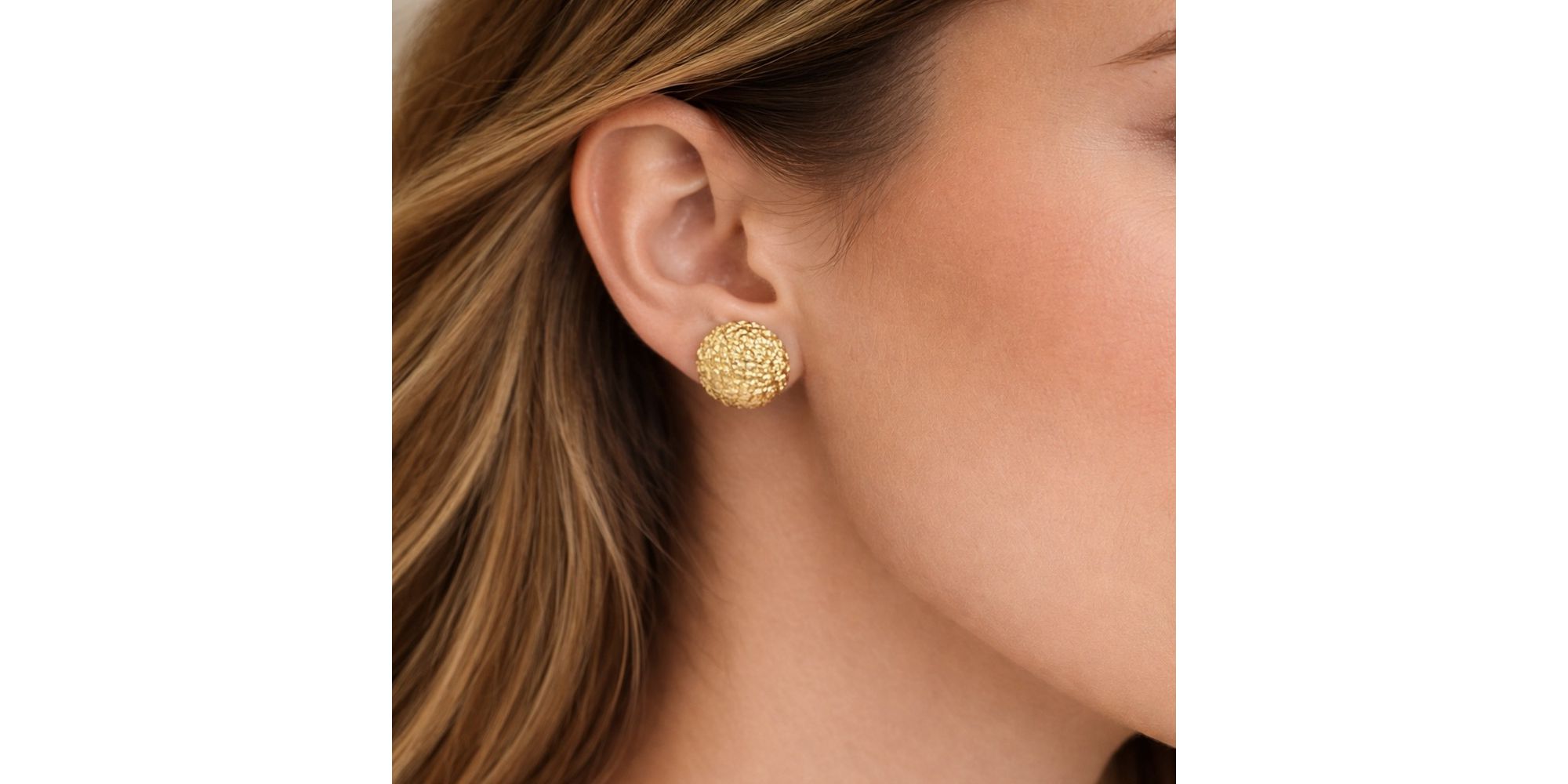 Brinco Botão Textura Banhado. Ouro 18K