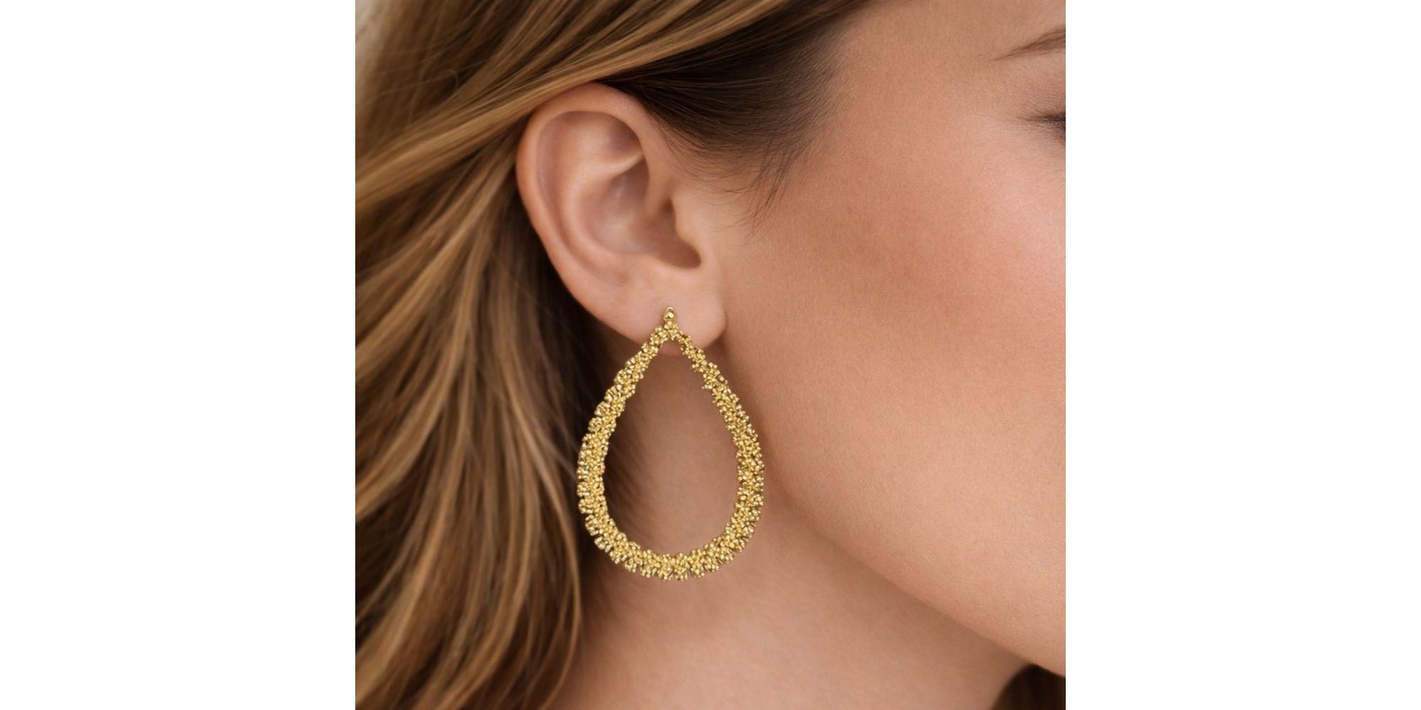 Brinco Gota Vazado Trabalhado Banhado a Ouro 18K 