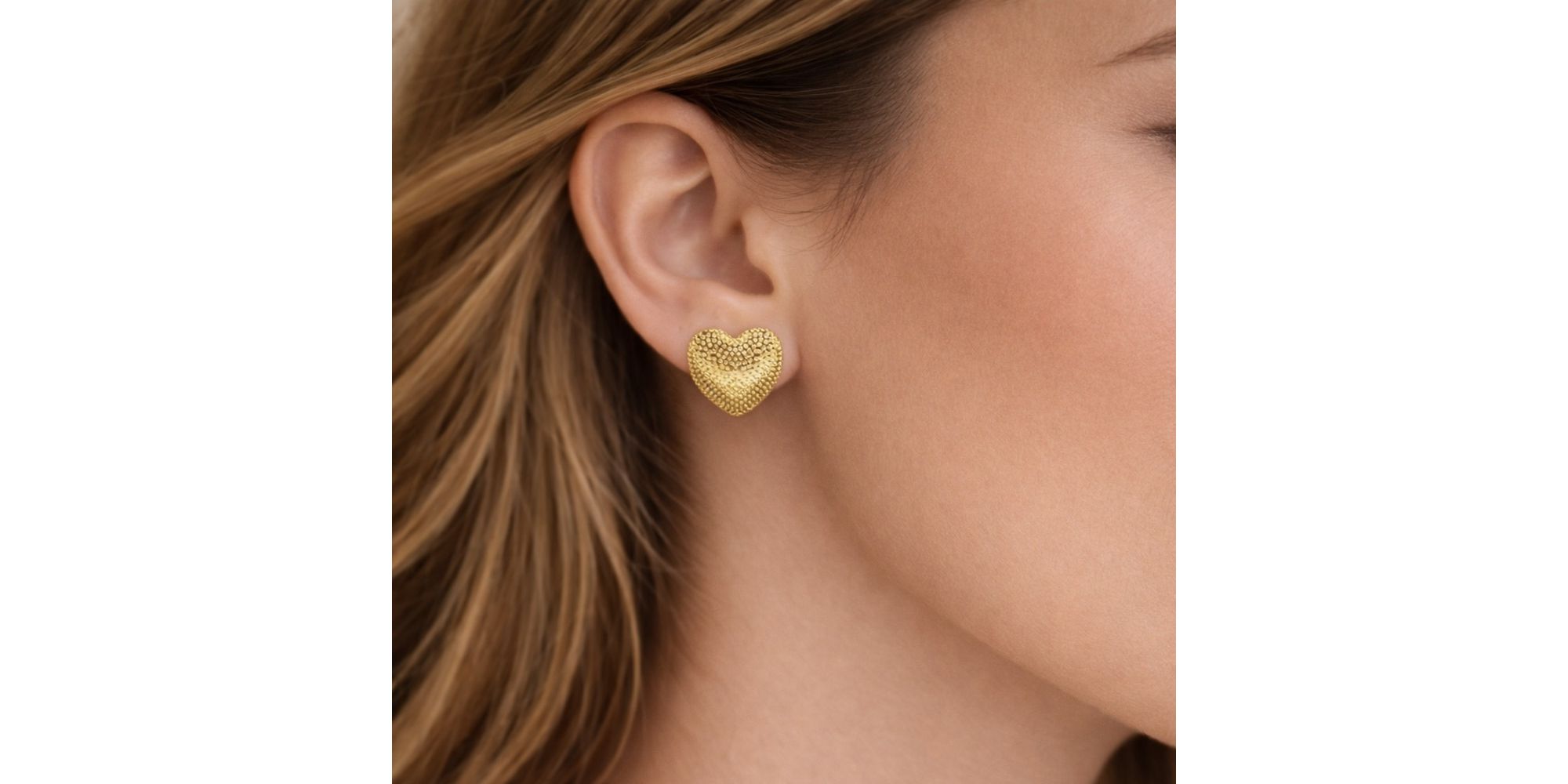 Brinco Coração Textura Banhado A Ouro 18K