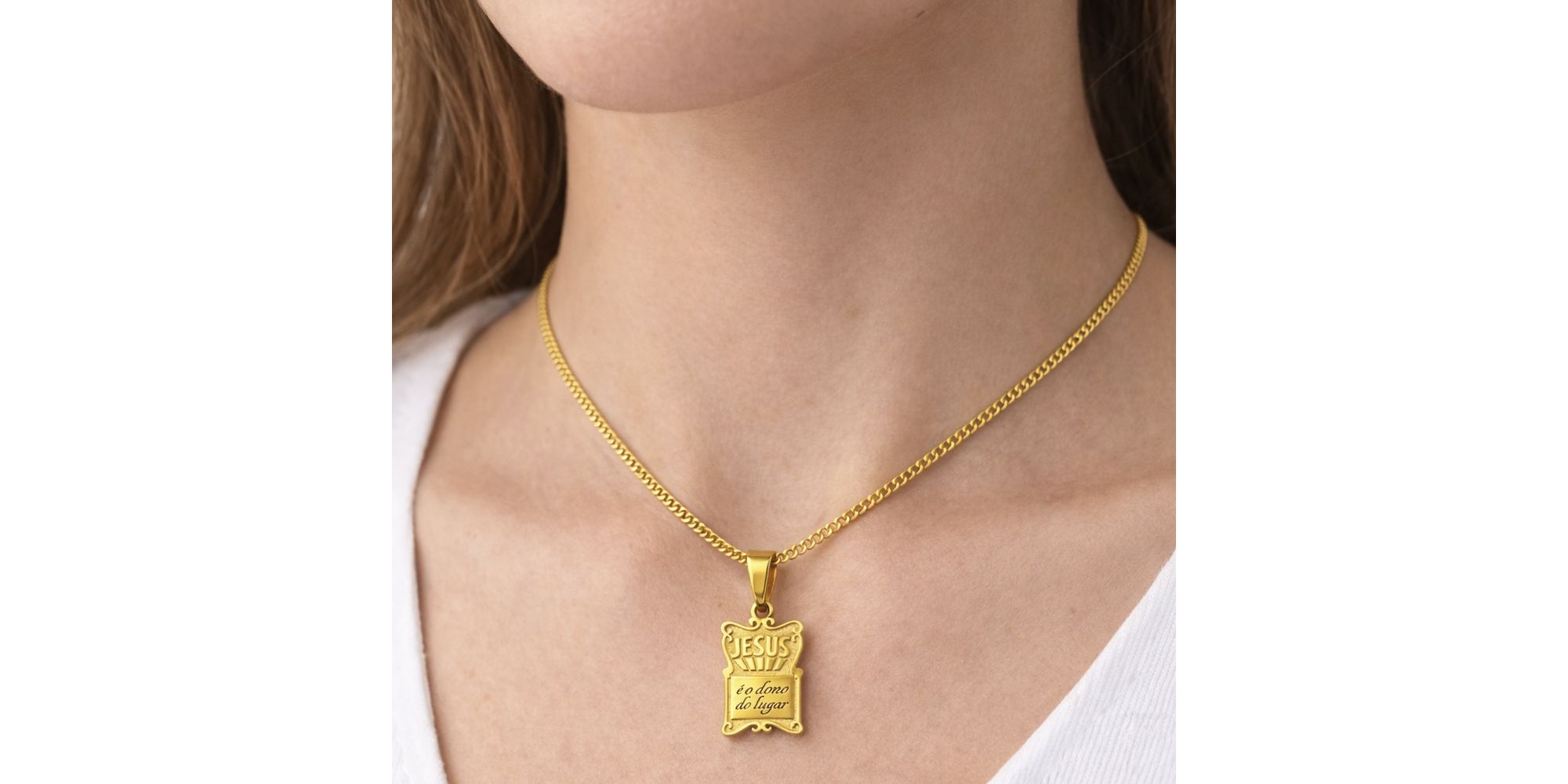 Pingente Placa Jesus É o Dono Aço Dourado