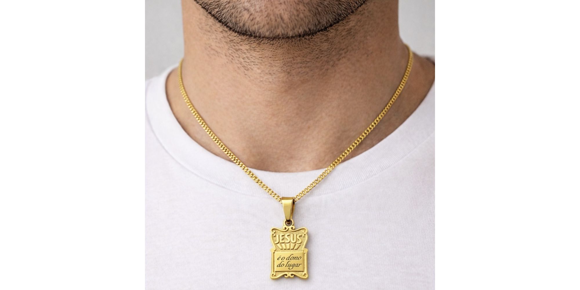 Pingente Placa Jesus É o Dono Aço Dourado