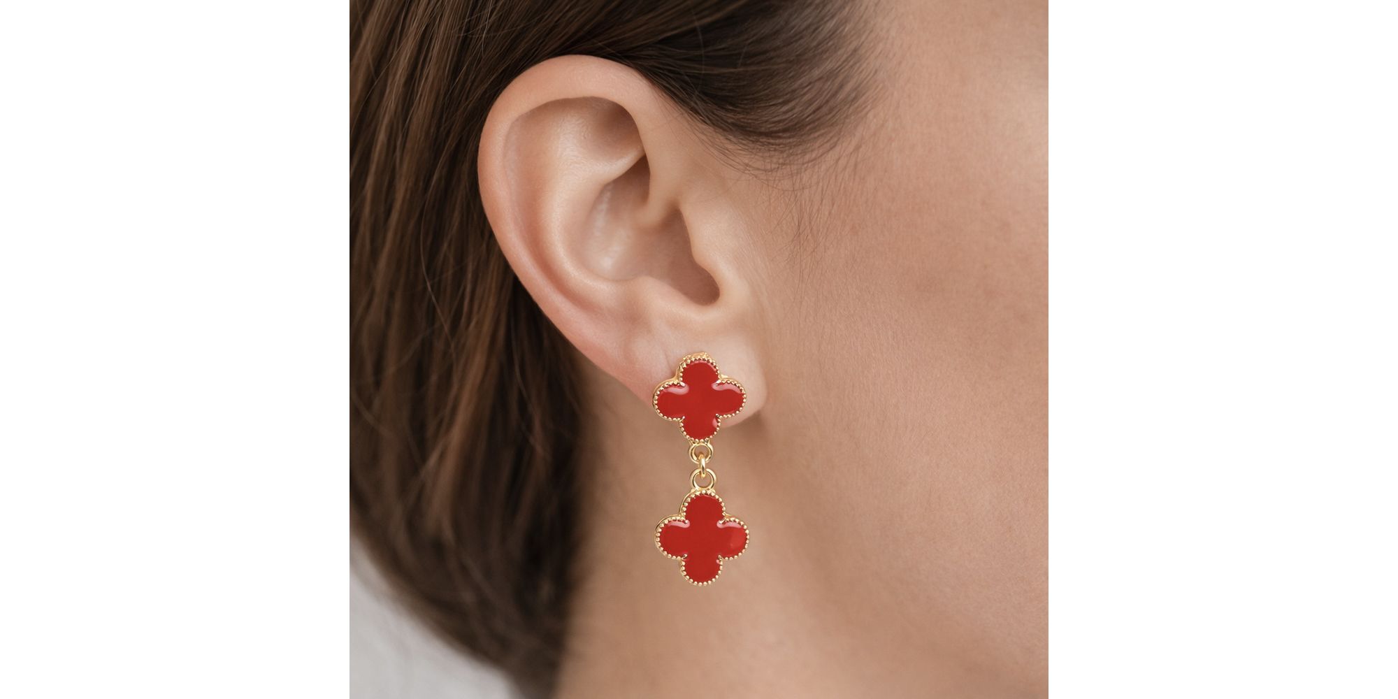 Brinco Trevo Vermelho Virgínia Banhado a Ouro 18k