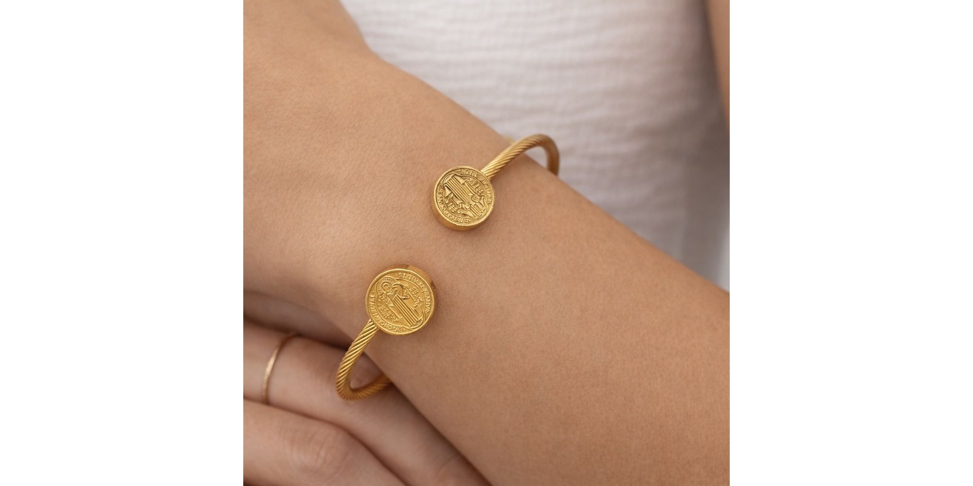 Pulseira Bracelete Regulável São Bento Aço Dourado.