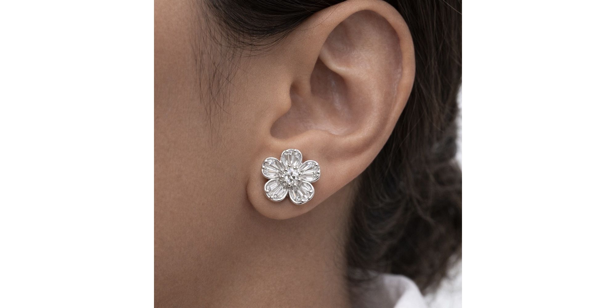 Brinco Flor Clássica Cravejada Banhado a Prata 925