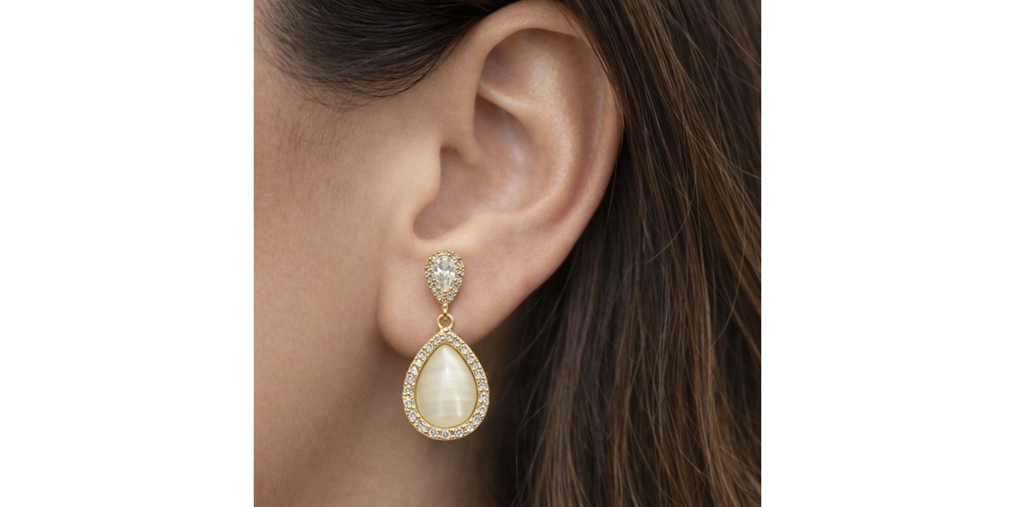 Brinco Gota Perolado Cravejado Hipoalergênico Banhado a Ouro 18K