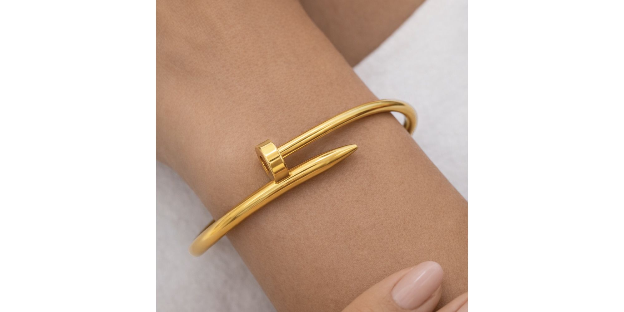 Pulseira Bracelete Prego Aço Dourado.