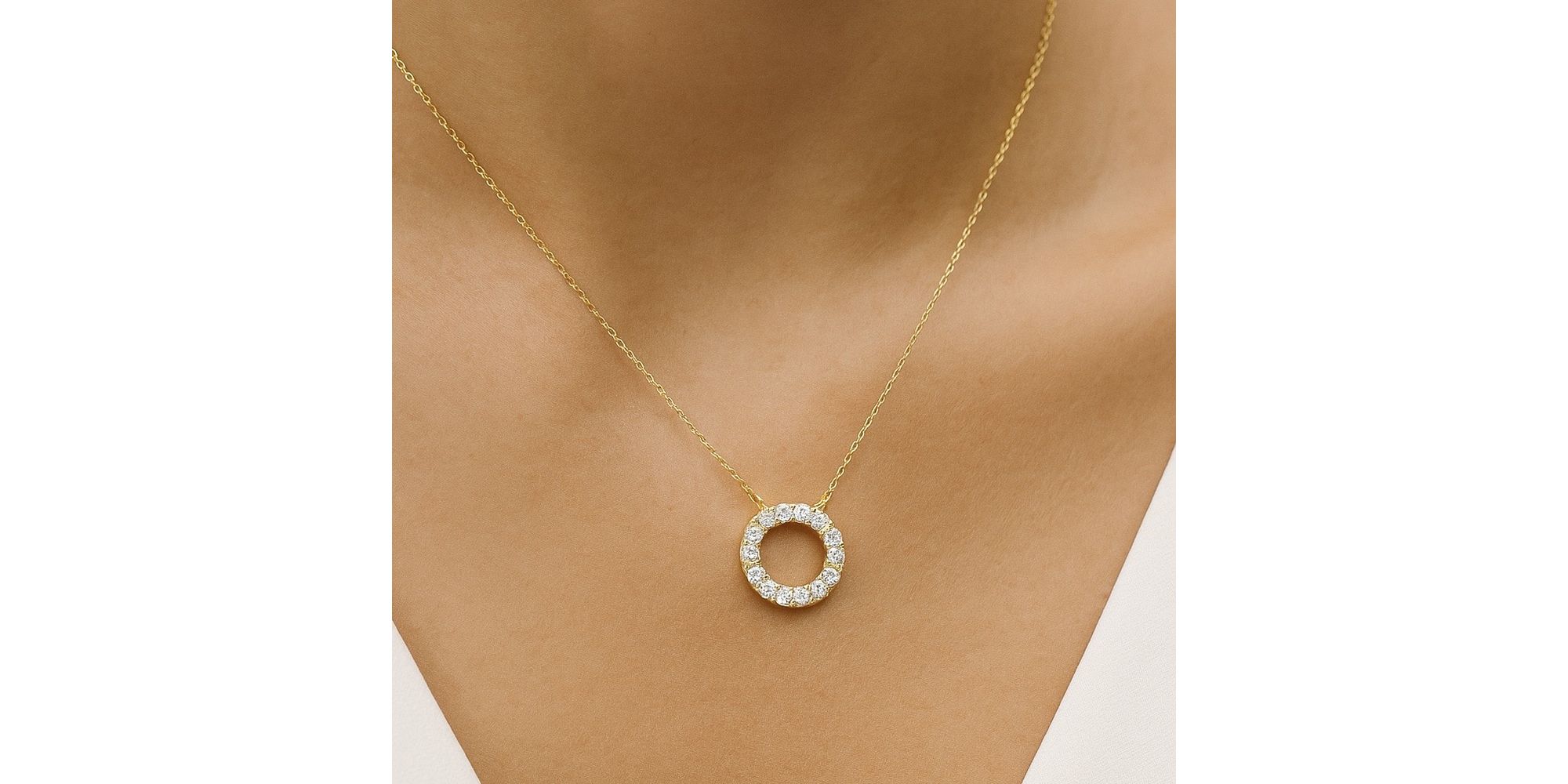 Colar Círculo Vazado Cravejado Cristal Banhado a Ouro 18K