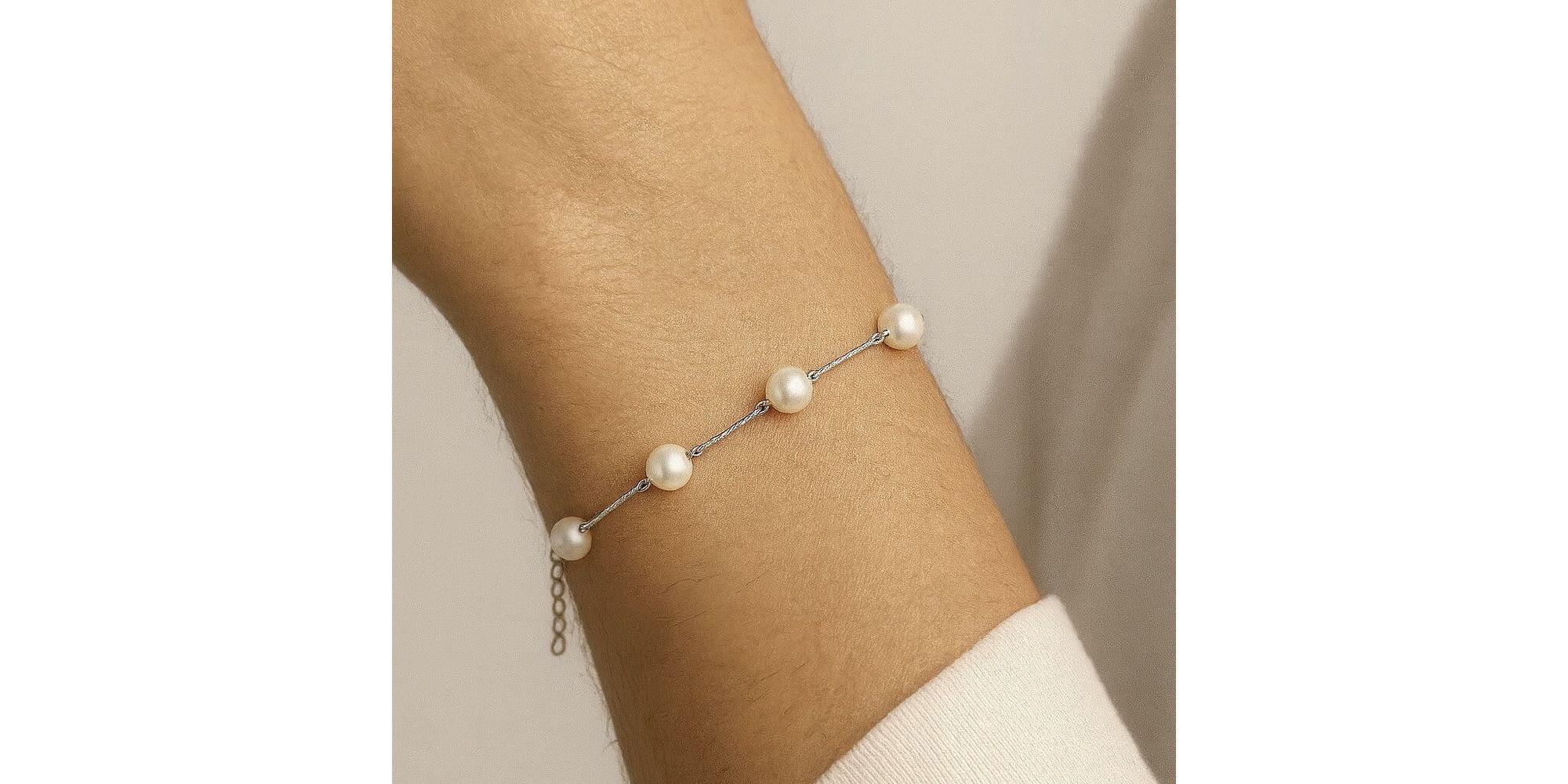 Pulseira L90 5 Pérolas Espaçadas Banhado a Prata 925.