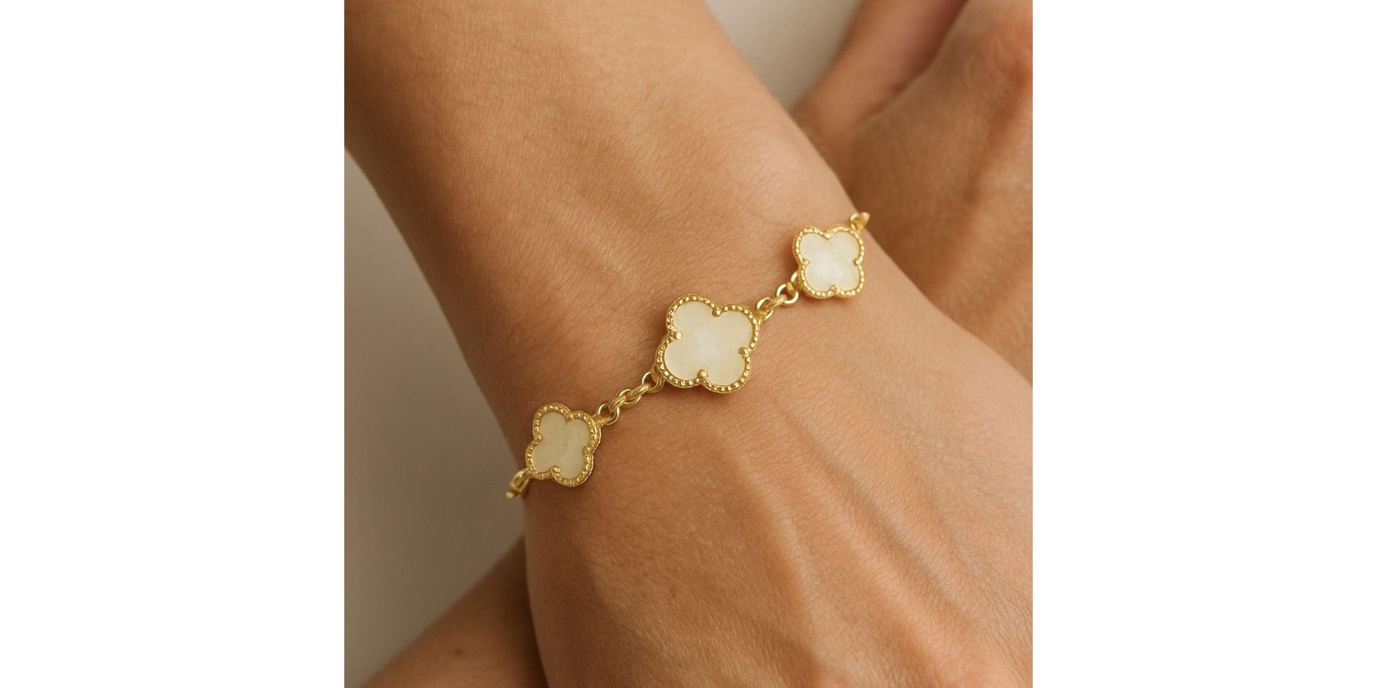 Pulseira Três Trevo Pérola Virgínia Banhado A Ouro 18K