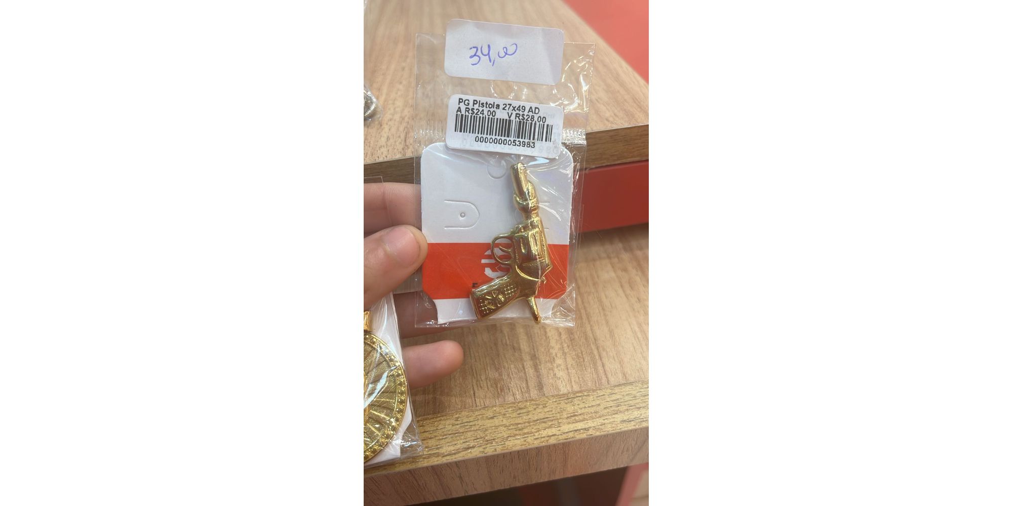 Pingente Pistola Aço Dourado 
