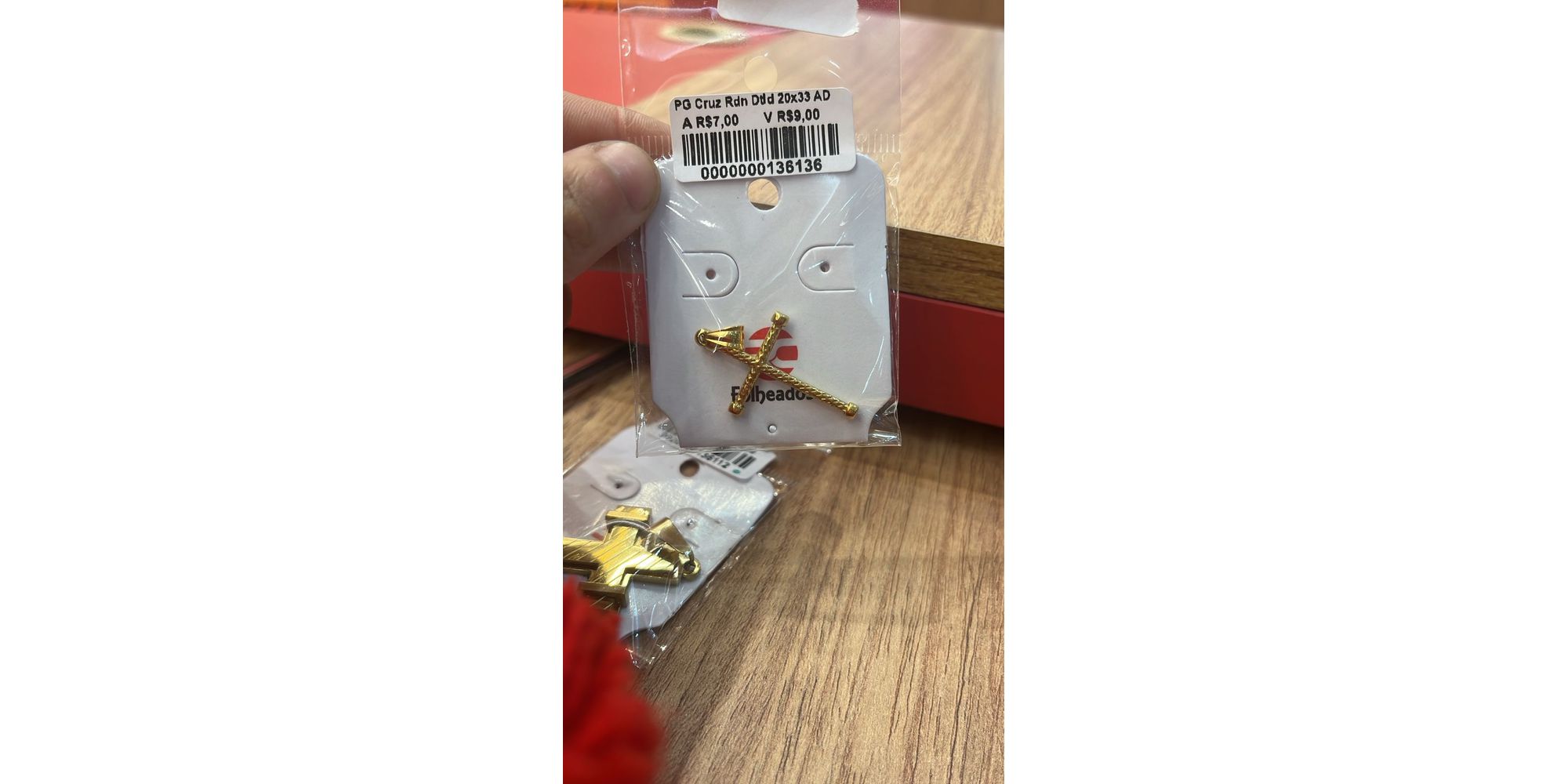 Pingente Cruz Redondo Detalhada Aço Dourado 